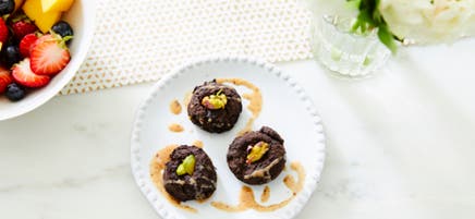 Bouchées de brownie aux pistaches grillées de Cat Cora