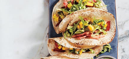 Skinktacos med mango- och ananassalsa