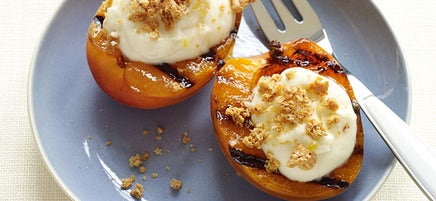 Abricots grillés avec biscuits et crème