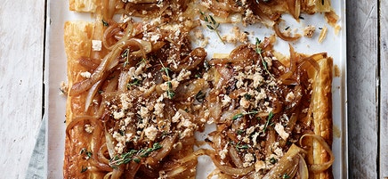 Smördegsflarn med karamelliserad lök