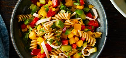 Salade de pâtes au poulet multicolore