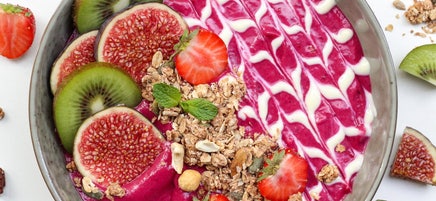 Bieten smoothiebowl met crunchy nuts - WW Loves - Oot Granola