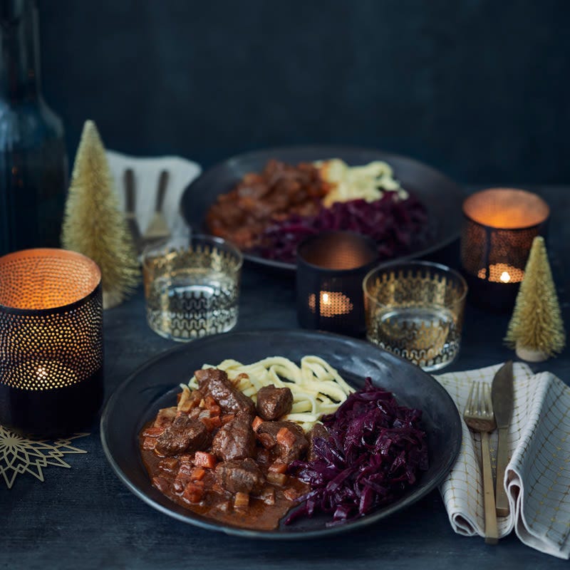 Hirschgulasch mit Spätzle und Rotkohl