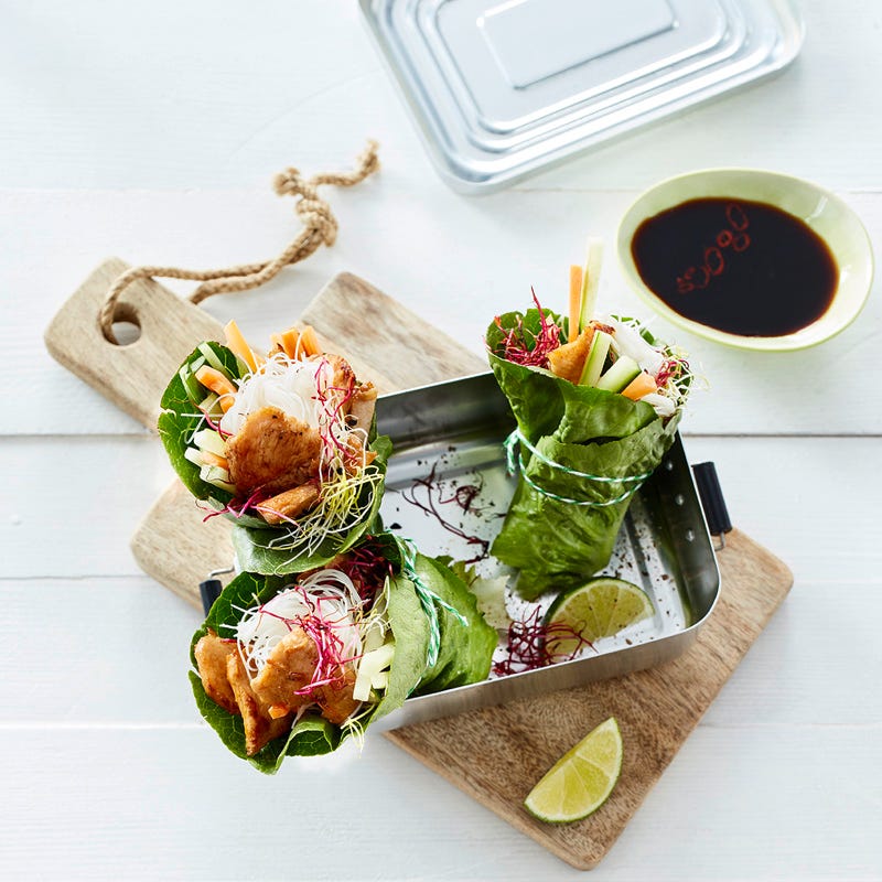 Salatröllchen mit Hähnchen und Chilisauce