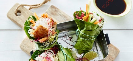 Salatröllchen mit Hähnchen und Chilisauce