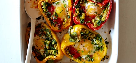 Ugnsbakade paprikor med kikärter, ägg och harissa