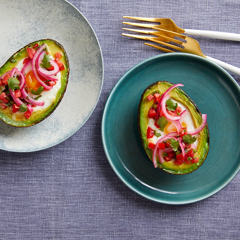 ViktVäktarna - Bakade ägg i avokado med tomatsalsa och picklad lök