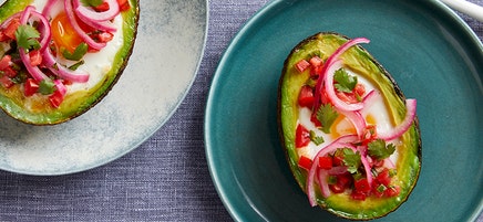 Bakade ägg i avokado med tomatsalsa och picklad lök
