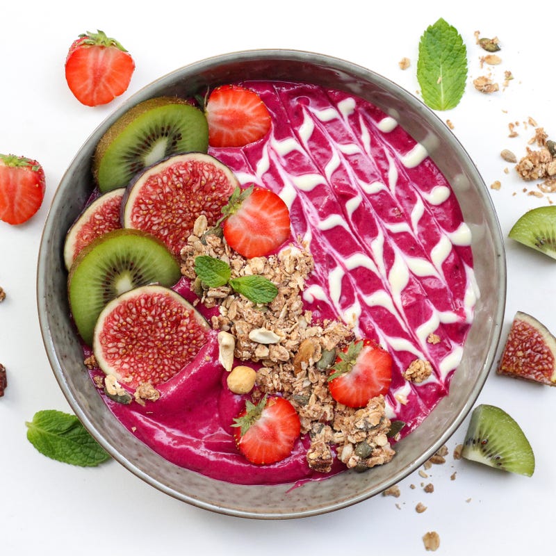 Foto van Bieten smoothiebowl met crunchy nuts - WW Loves - Oot Granola door WW