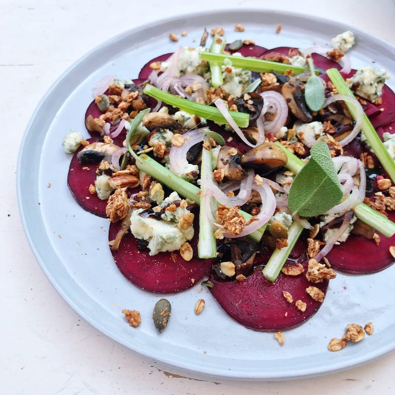 Foto van Biet carpaccio met blauwe kaas en granola - WW Loves - Oot Granola door WW