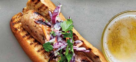 Sous-marins à la saucisse de poulet grillée avec salade de chou crémeuse à la moutarde de Dijon
