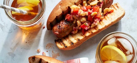 Sandwichs à la saucisse de poulet grillée avec salsa de pois chiches espagnole