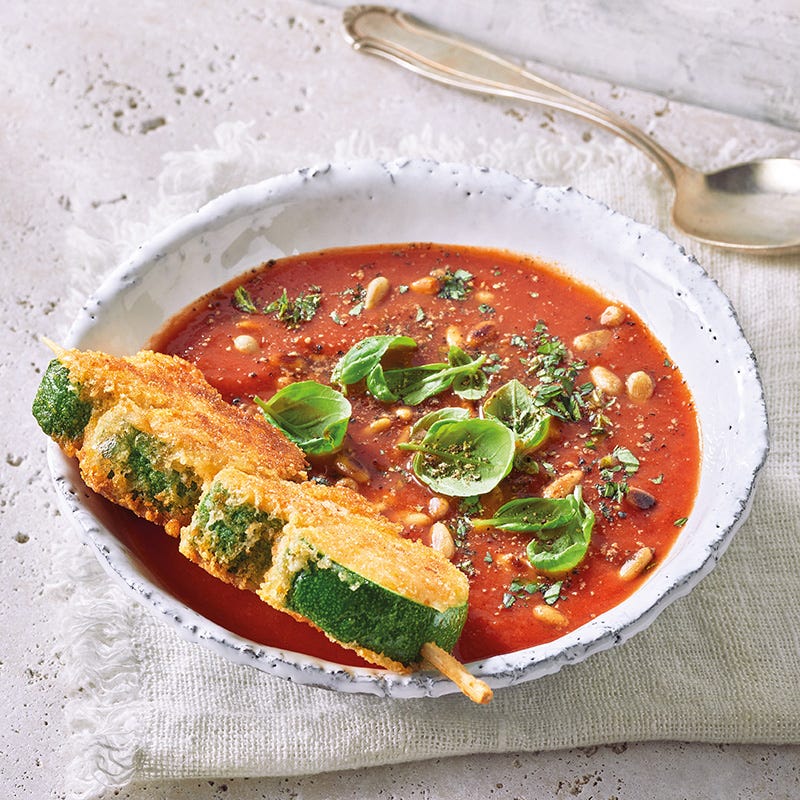 Tomatensuppe mit Zucchinispiessen