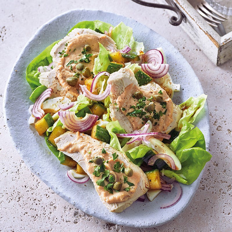 Trutenbrust mit Thunfischcreme auf Salat