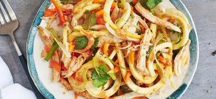 Nouilles de courge d’été au poulet et à la sauce aux arachides