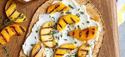 Pain plat aux fruits d’été grillés