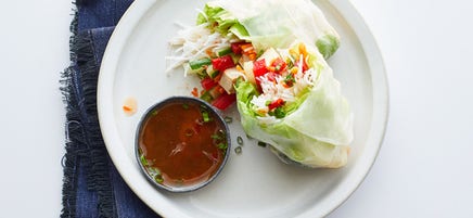 Fresh summer rolls with sweet-and-spicy dipping sauce