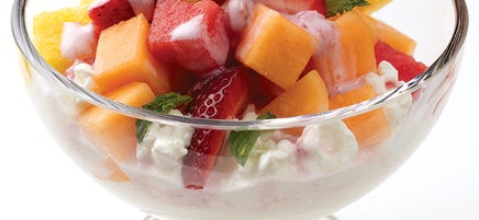 Salade de fruits aux fraises et à la menthe