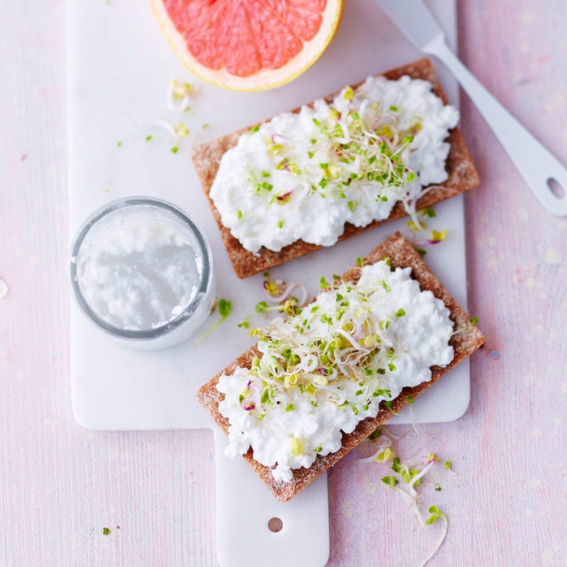 Knäcke mit Hüttenkäse und Sprossen