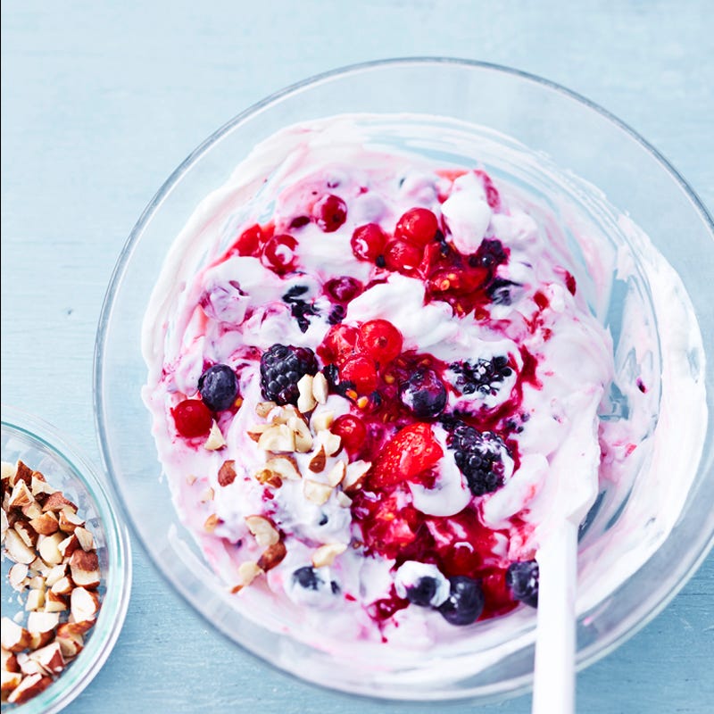 Beeren-Frühstücksquark mit Nüssen