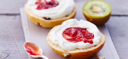 Petit pain aux raisins, séré et confiture