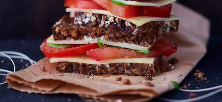 Pain au fromage et tomates