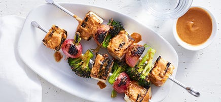 Tofu-veggie kebabs with peanut-sriracha sauce