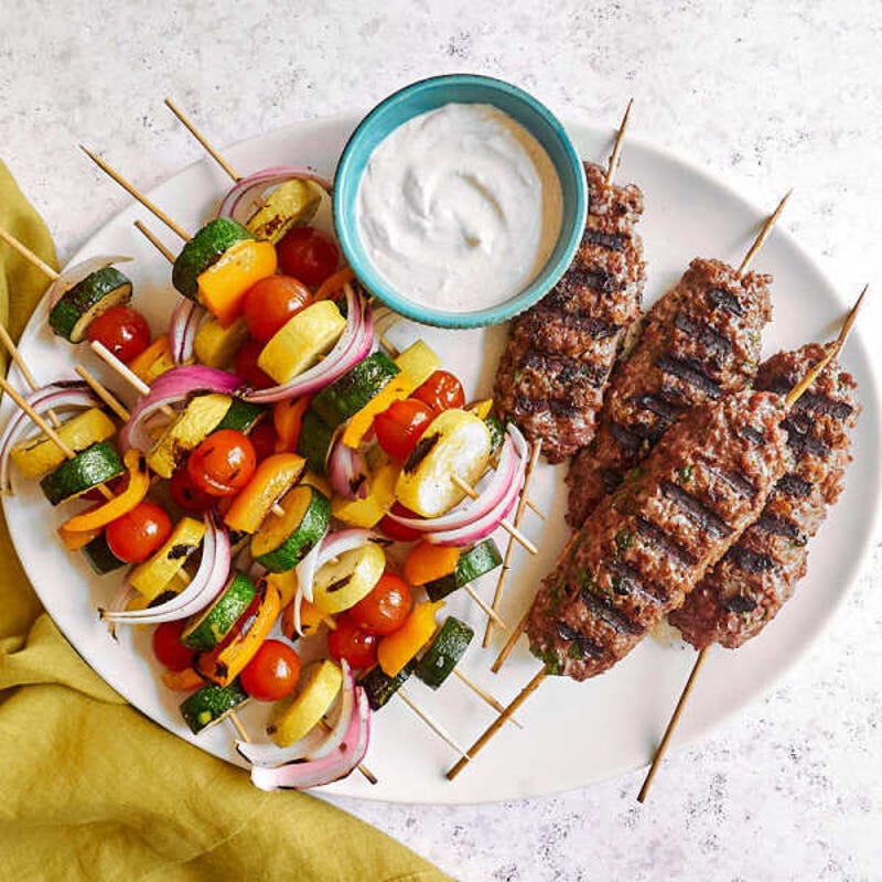 Photo de Brochettes de kefta sans viande et de légumes avec sauce au yogourt citron-cumin par WW
