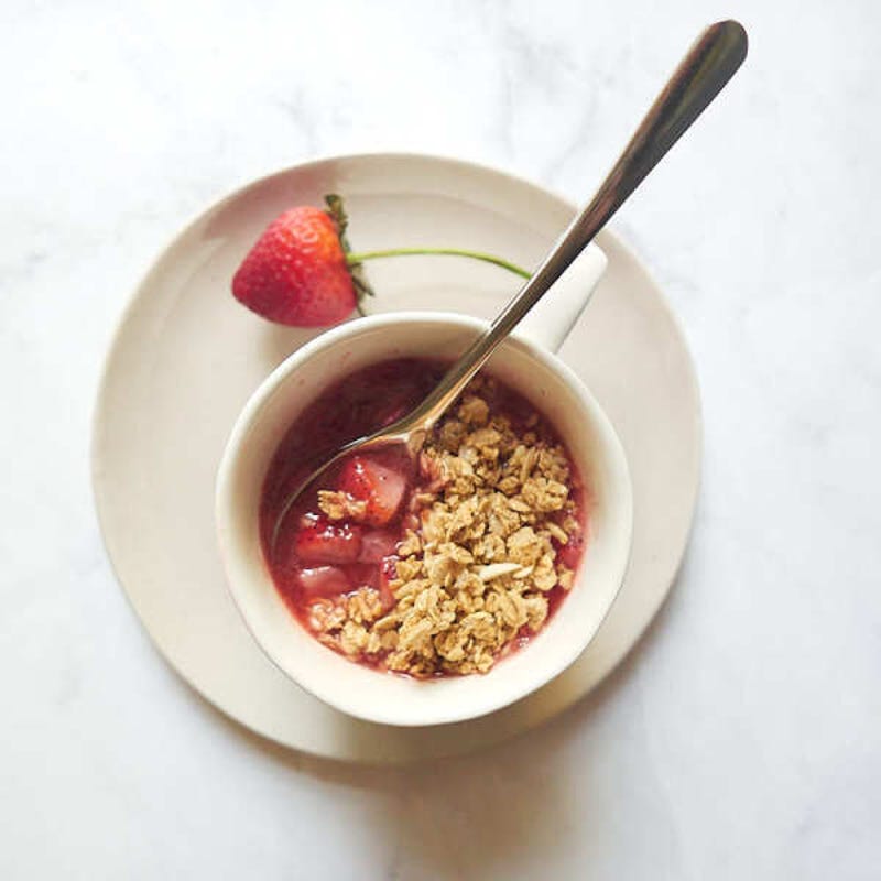 Photo de Croustade aux fraises rapide dans une tasse par WW