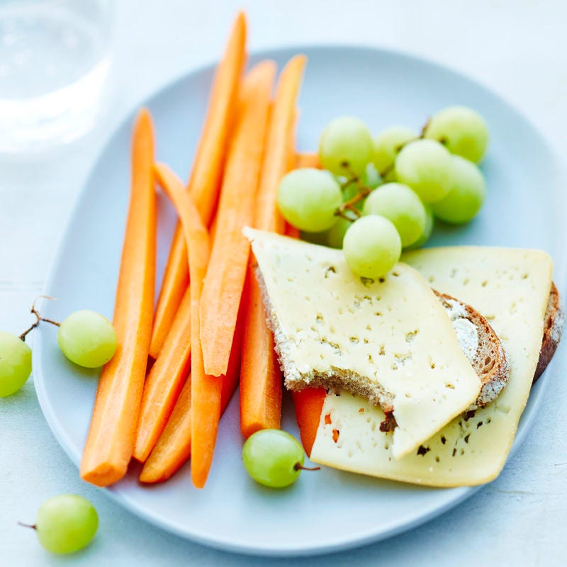 Käsebrot mit Karotten und Trauben
