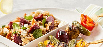 Salade de quinoa et de betteraves avec brochettes de légumes