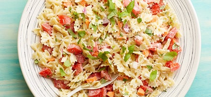 Salade de pâtes aux tomates et au basilic