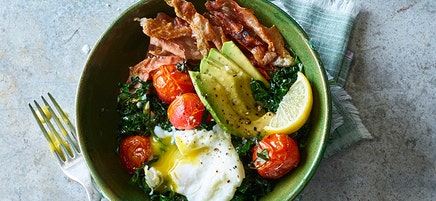 Frukostbowl med grönkål, avokado och pocherat ägg