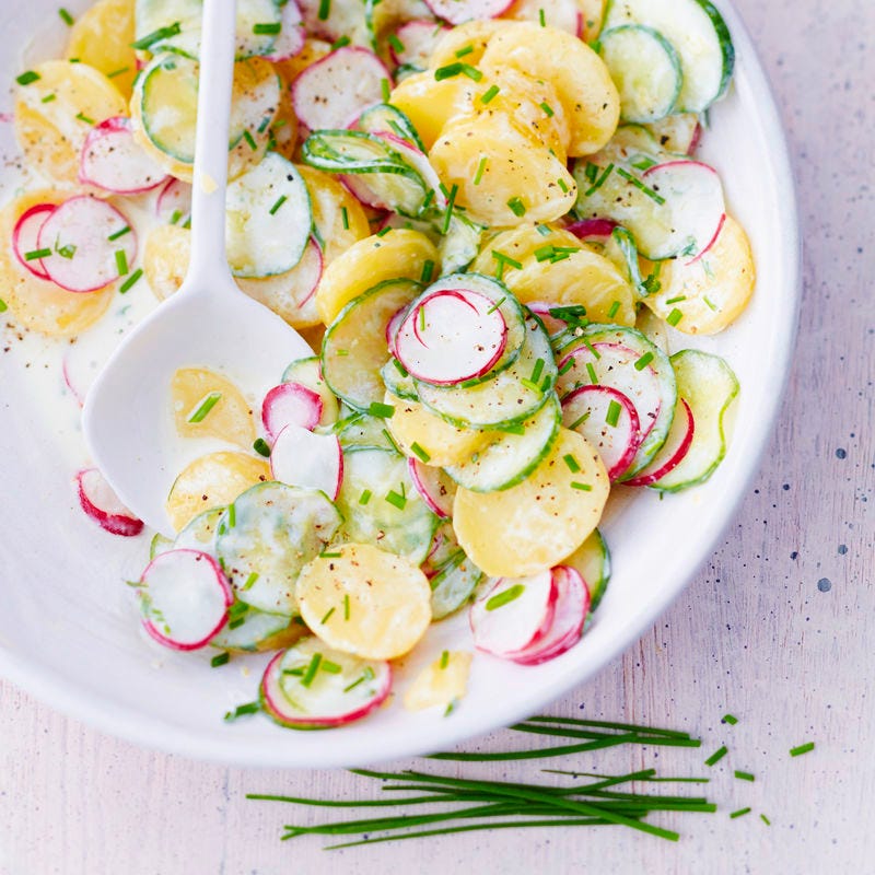 Kartoffelsalat mit Gurken und Radieschen