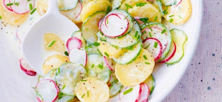 Kartoffelsalat mit Gurken und Radieschen