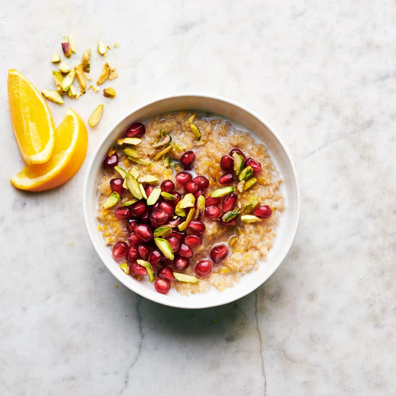 Porridge mit Granatapfelkernen und Pistazien