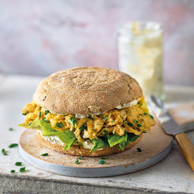 Foto van Hamburger met roerei en augurkcrème door WW