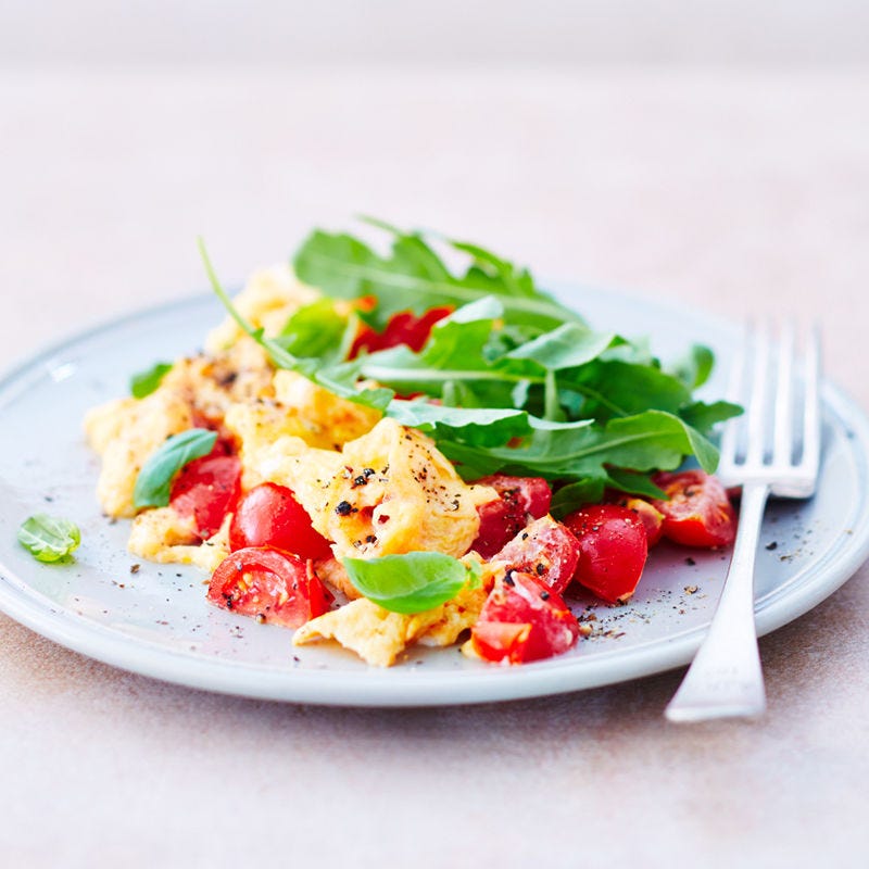 Tomaten-Rucola-Rührei auf Pumpernickel