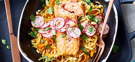 Lauwarmer Asiasalat mit Lachs