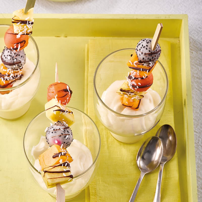 Exotic-Fruchtspiesse mit Kokoscreme