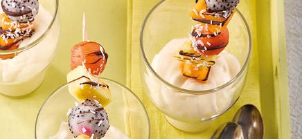 Exotic-Fruchtspiesse mit Kokoscreme
