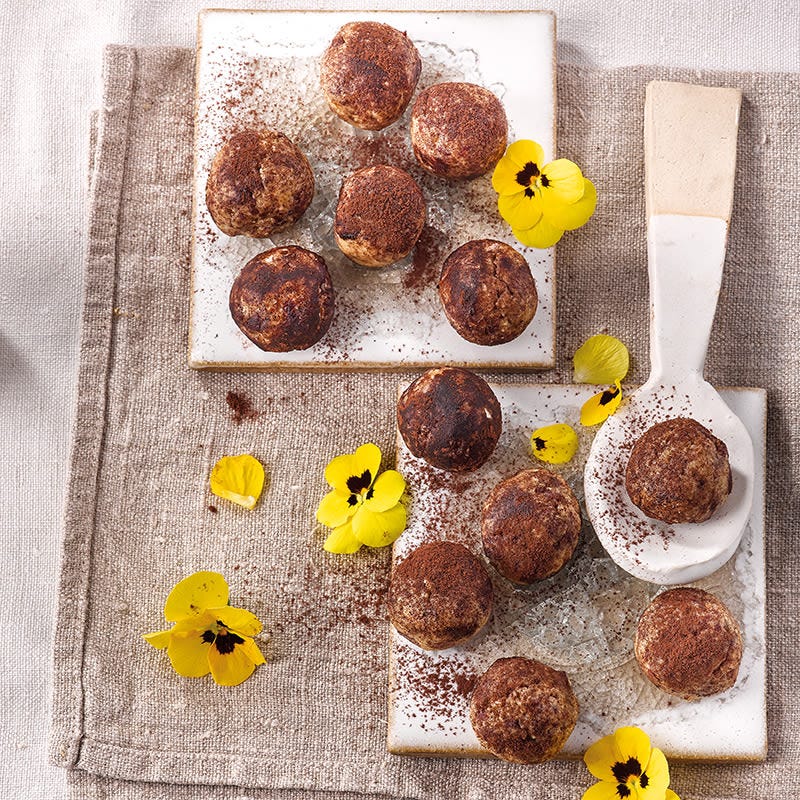 Energie-Kakao-Bällchen mit Trockenfrüchten