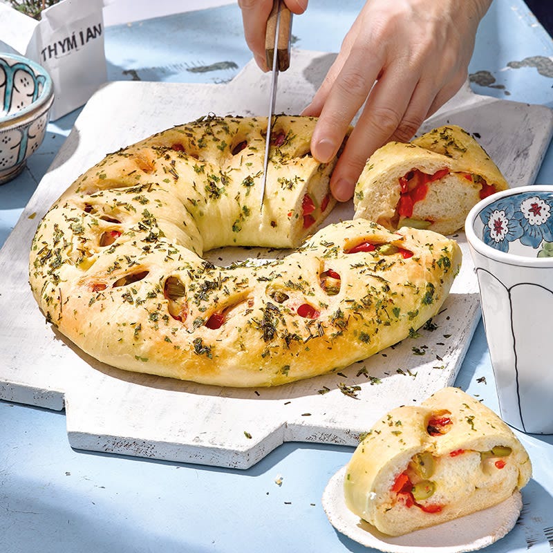 Gefüllter Brotkranz mit Kräuteröl