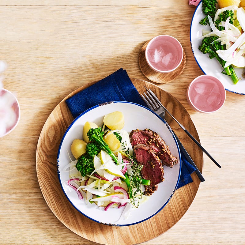 ViktVäktarna - Senapsbiff med sparrisbroccoli- och päronsallad