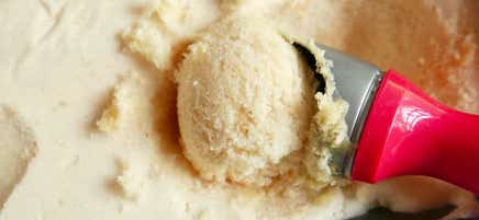 Glace végétalienne à la pêche sans barattage
