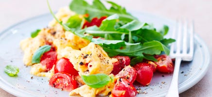 Oeufs brouillés aux tomates et à la roquette