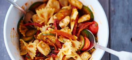 Warmer Farfallesalat mit Poulet