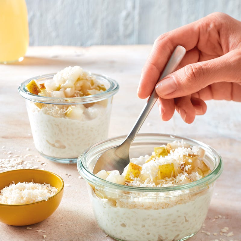 Kokosmilchreis im Glas mit Birne