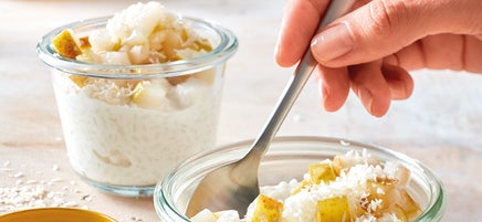 Kokosmilchreis im Glas mit Birne