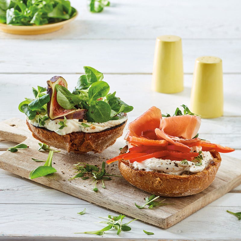 Dinkelbrötchen mit Frischkäse und Schinken